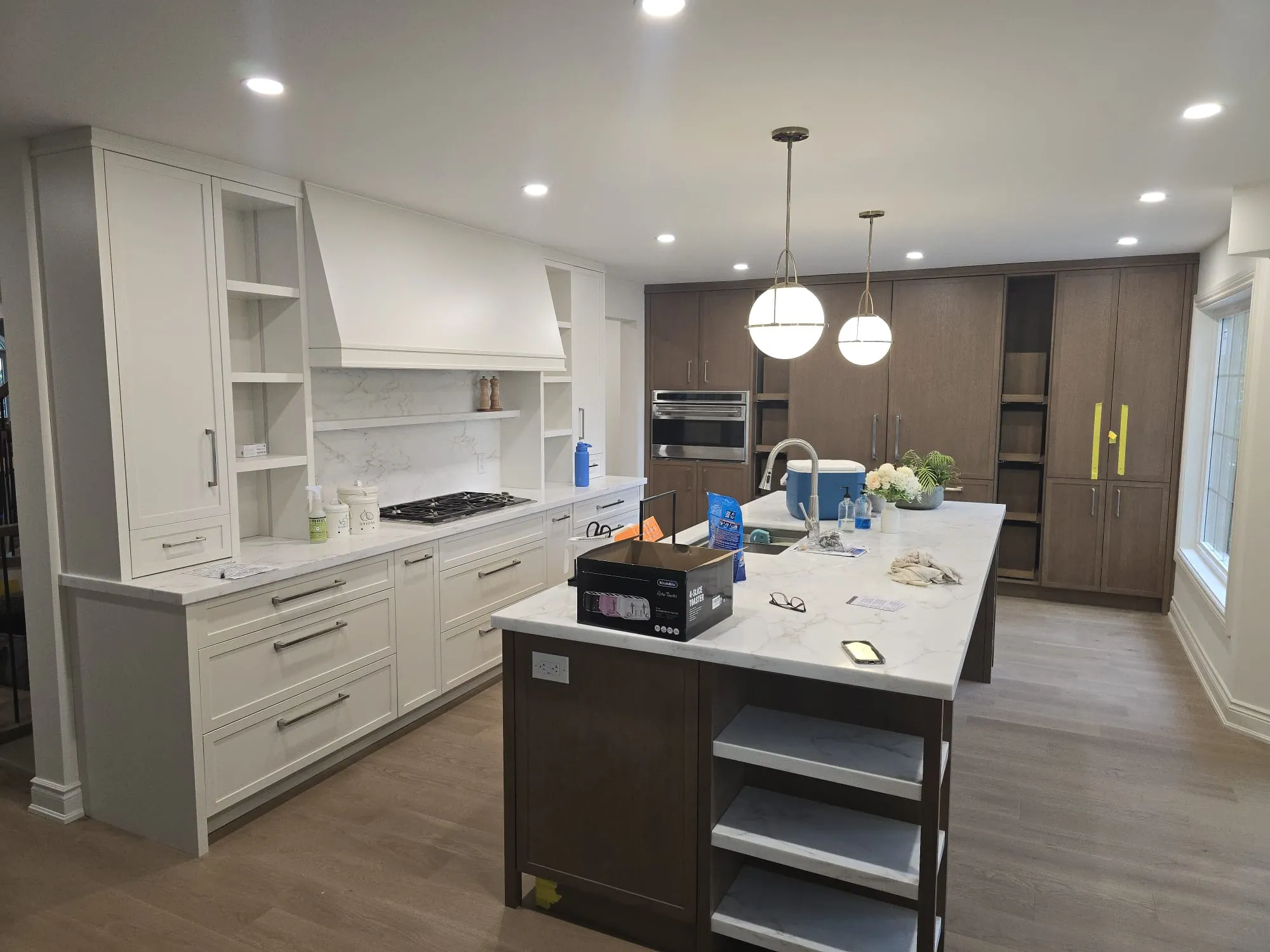 White and warm wood kitchen with a large waterfall island
