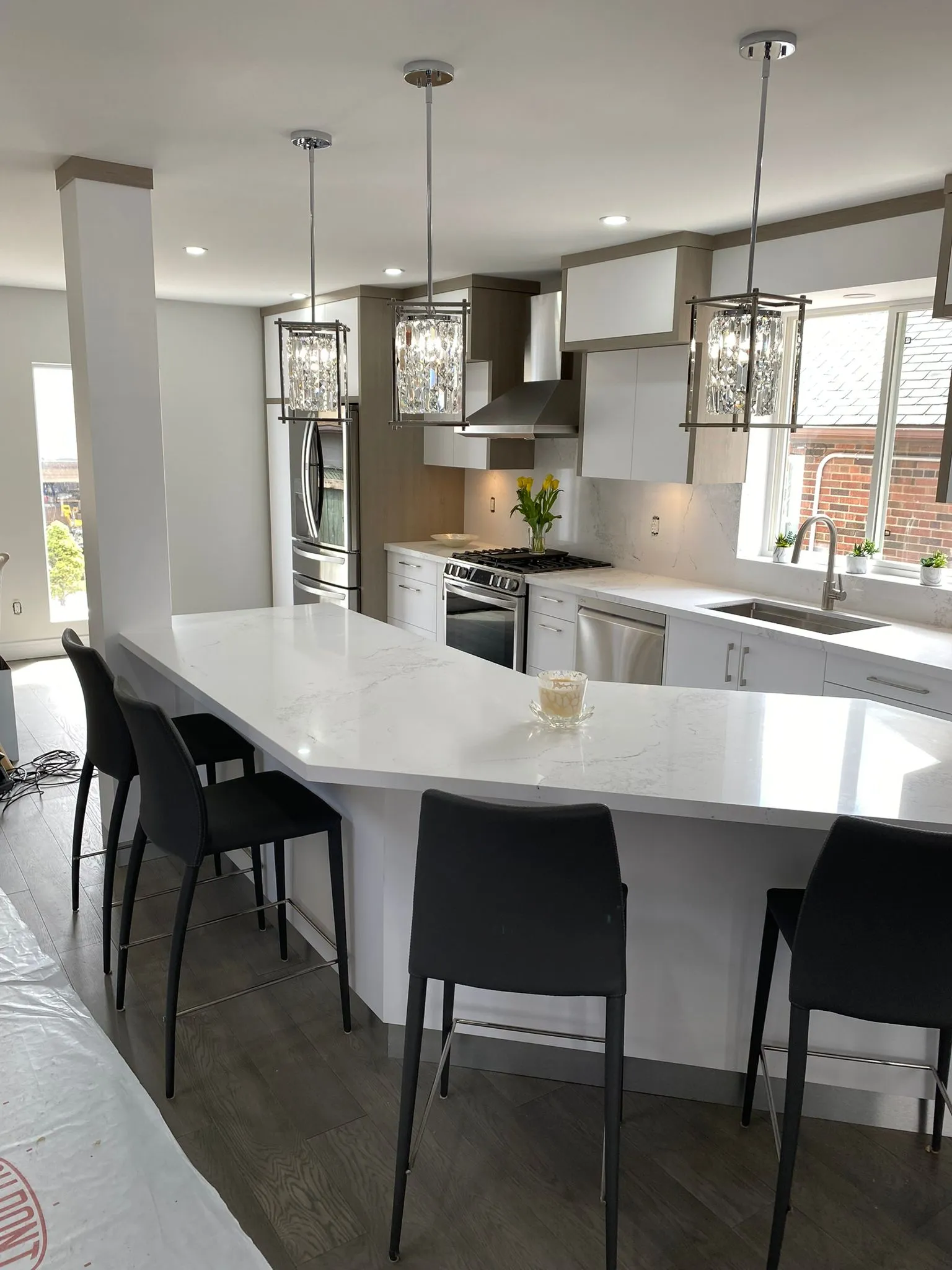 White kitchen with a curved peninsula and black seating